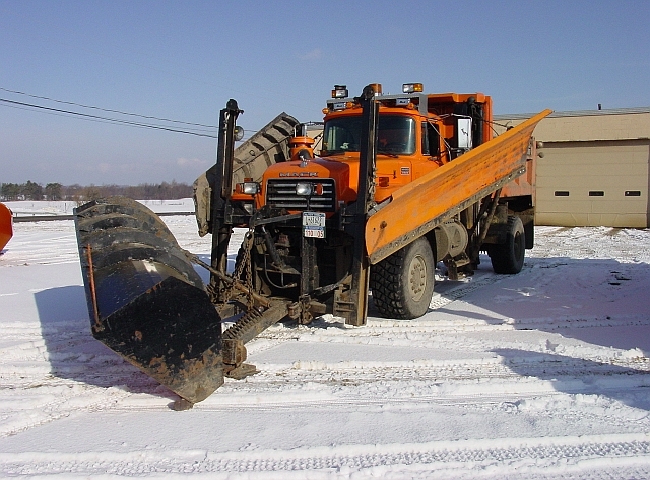 http://www.badgoat.net/Old Snow Plow Equipment/Trucks/Mack Snow Fighters/Mack Snow Fighters/GW650H480-11.jpg